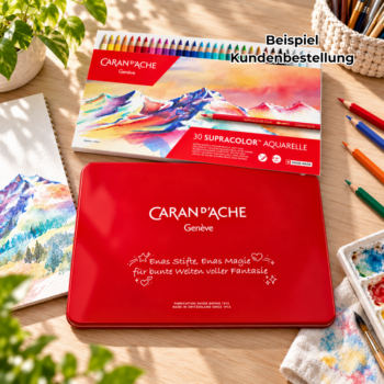 Personalisierte Caran d’Ache Farbstiftbox mit Gravur eines Wunschspruchs auf dem Metalldeckel.