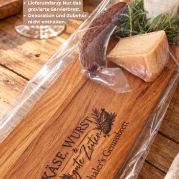 Personalisiertes Apérobrett aus Eichenholz mit Gravur, verpackt mit Käse und Wurst als Geschenkidee.
