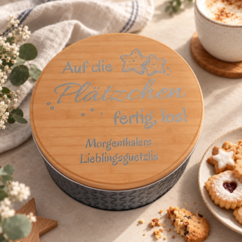 Personalisierte Keksdose als Familien-Weihnachtsgeschenk, graviert mit einem Wunschtext rund ums Guetzlibacken zu Weihnachten.