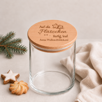 Personalisiertes Vorratsglas mit Holzdeckel, graviert mit «Auf die Plätzchen, fertig, los!» als Weihnachtsgeschenk für Backbegeisterte.